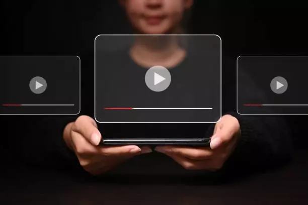 透過簡單的手機拍攝短影音課程，你不需要昂貴的設備就能輕鬆進行創作，同時還能快速觸及潛在的客戶，來提升品牌知名度。
